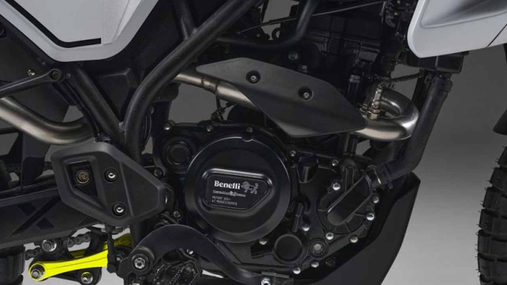 Conheça a Benelli BKX 300 2025, trail de 292 cc com painel TFT, ABS Bosch e suspensão de 180 mm, destaque entre motos adventure.
