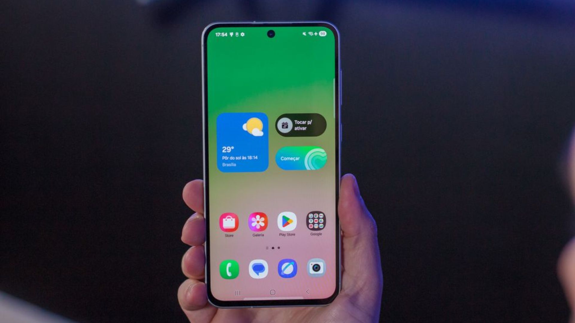 Samsung lidera vendas de smartphones no mundo com modelos baratos e acessíveis no Brasil, superando Apple e Xiaomi. Confira os detalhes.