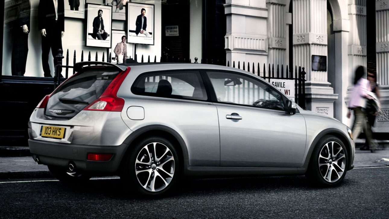 Carros automáticos até 50 mil: Volvo C30 - Design diferenciado e acabamento premium fazem do Volvo C30 automático uma escolha única entre os seminovos até 50 mil. (Imagem: divulgação)