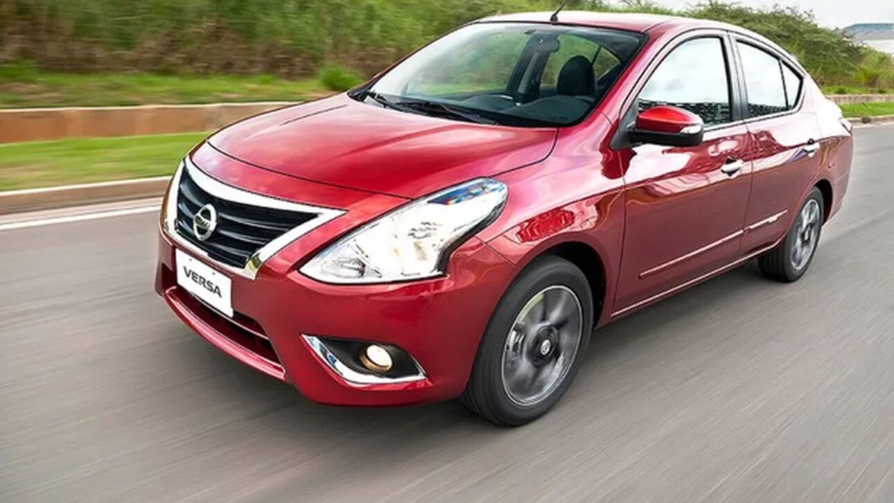 Carros automáticos até 50 mil: Nissan Versa - O Nissan Versa 1.6 CVT se destaca pelo amplo espaço interno, conforto e economia no uso diário. (Imagem: divulgação)