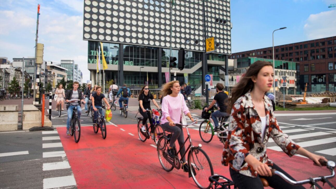 Cidade europeia paga moradores por pedalar com app que transforma quilômetros em prêmios, reduz carros e melhora a qualidade do ar.