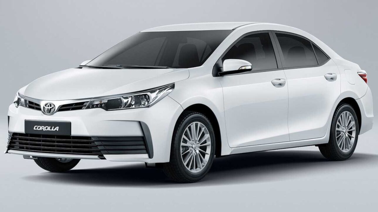 Toyota Corolla GLi Upper 2.0 AT 2019 oferece espaço interno e tradição no segmento de sedãs usados automáticos até 100 mil. (Imagem: divulgação)