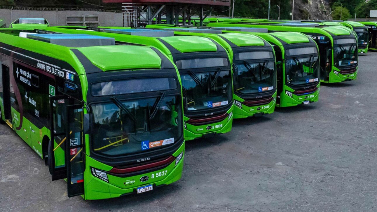 Ônibus elétrico BYD chega a São Paulo com recarga em 2h, autonomia de 250 km, motor de 402 cv e benefícios ambientais. Confira as novidades.