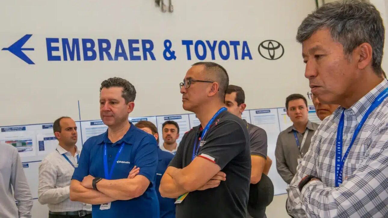 Descubra como a Embraer revolucionou a indústria brasileira com o sistema lean, inspirando gigantes como Vale e Bradesco. (Foto: diivulgação).