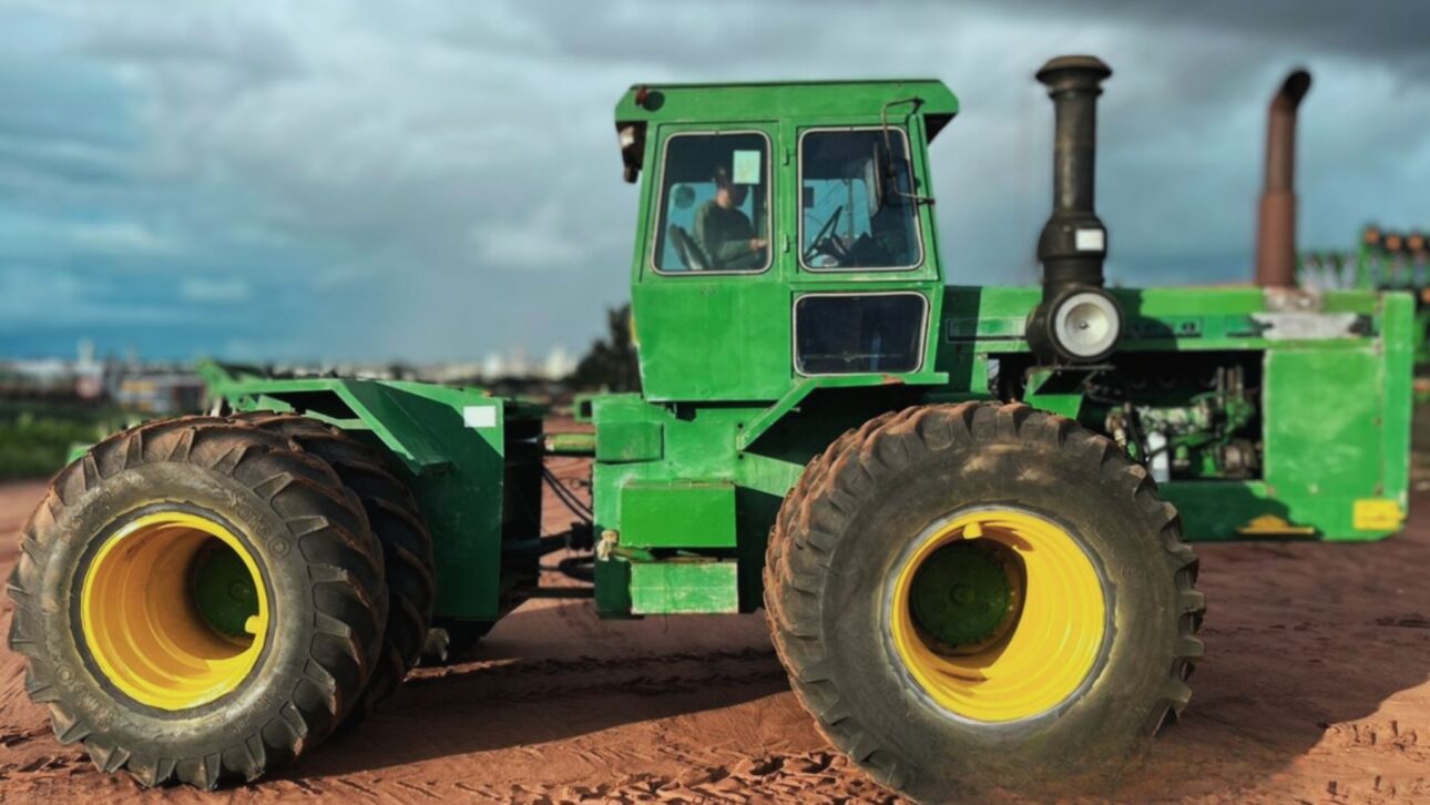 O ENGESA 1128 marcou a agricultura brasileira nos anos 70 com potência, tração 4x4 e cabine climatizada. Descubra por que esse trator é lendário.