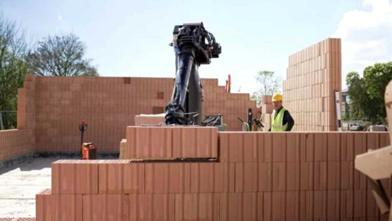 Conheça o robô Walter, que ergue casas em 24h no Reino Unido, acelera obras e desafia empregos tradicionais na construção civil. .