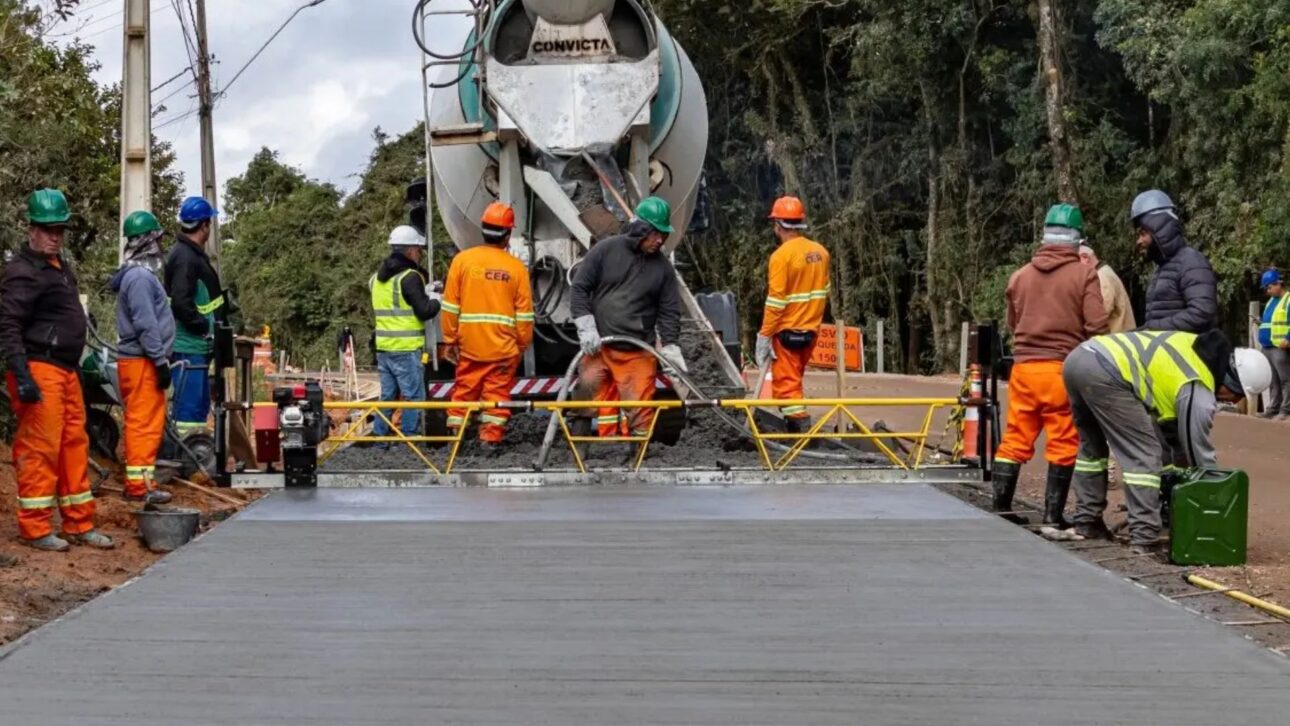 Paraná investe R$ 3 bilhões para renovar 646 km de rodovias com concreto, triplicando a durabilidade das estradas e impulsionando a economia.