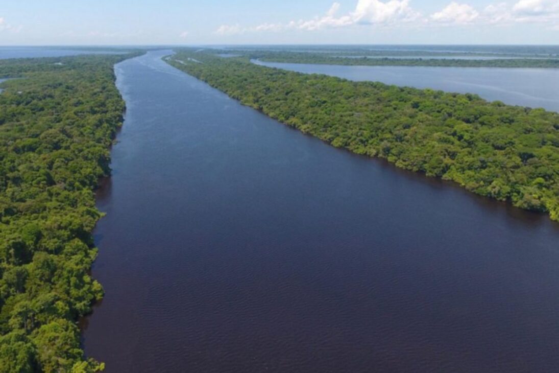 O Encontro das Águas tem mais de 6 km de extensão, une um rio escuro e um barrento, dá origem ao maior rio do mundo e revela um espetáculo da natureza que atrai turistas de todo o planeta