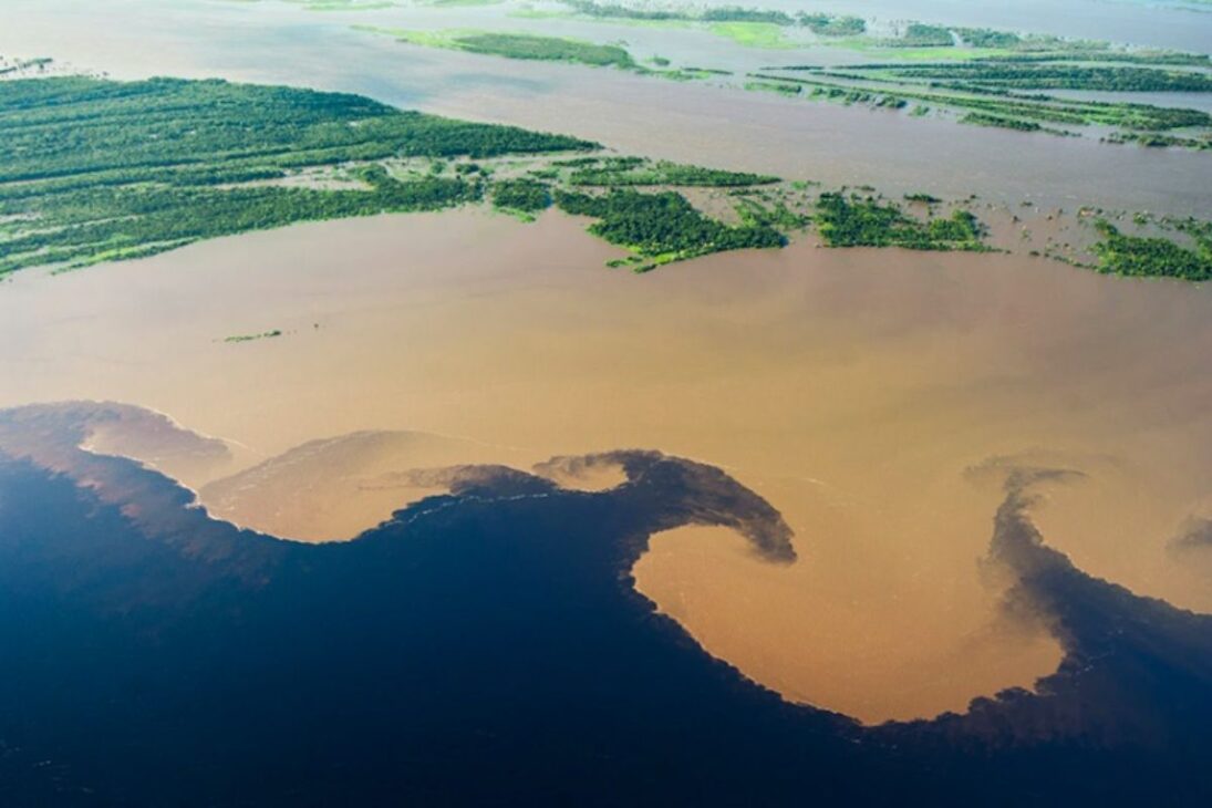 O Encontro das Águas tem mais de 6 km de extensão, une um rio escuro e um barrento, dá origem ao maior rio do mundo e revela um espetáculo da natureza que atrai turistas de todo o planeta