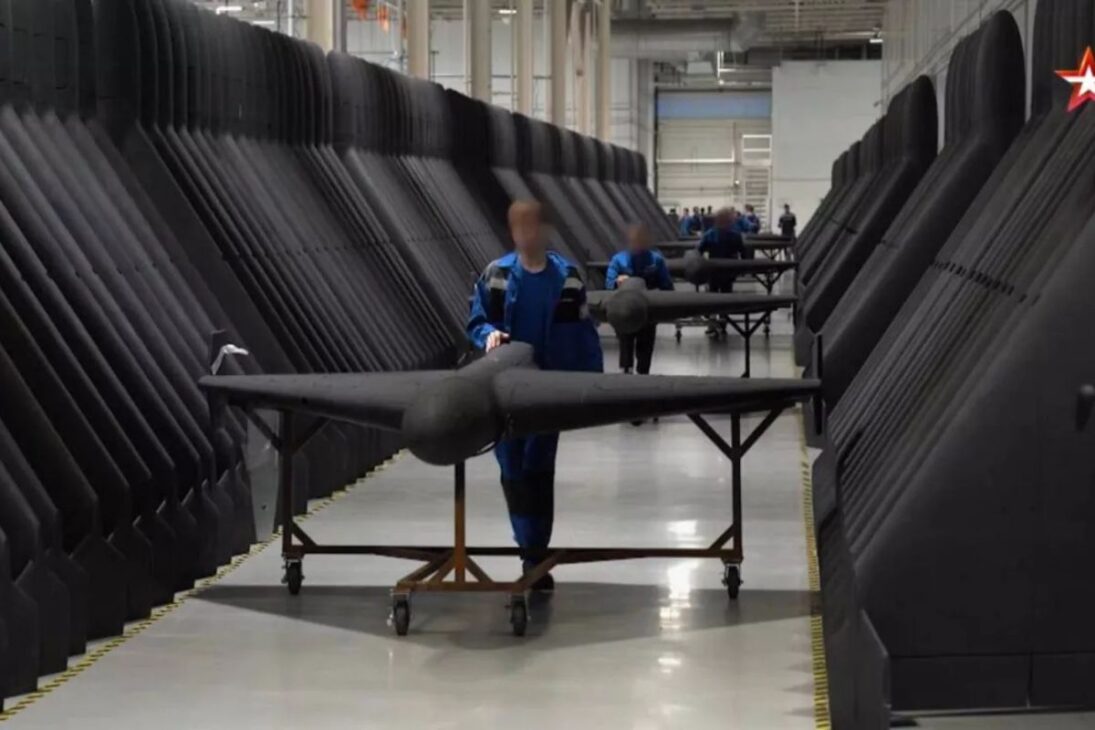 Produzindo 5 mil drones por mês, maior fábrica de drones do mundo emprega adolescentes na Rússia
