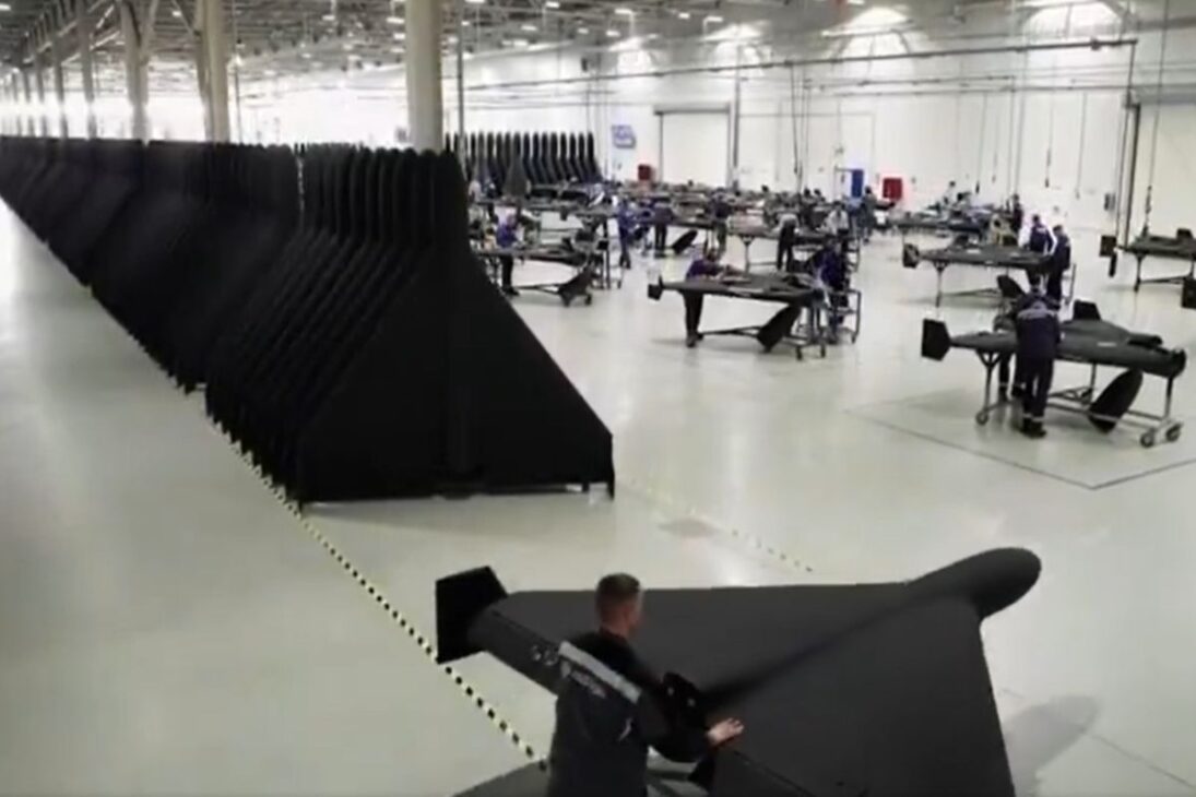 Produzindo 5 mil drones por mês, maior fábrica de drones do mundo emprega adolescentes na Rússia