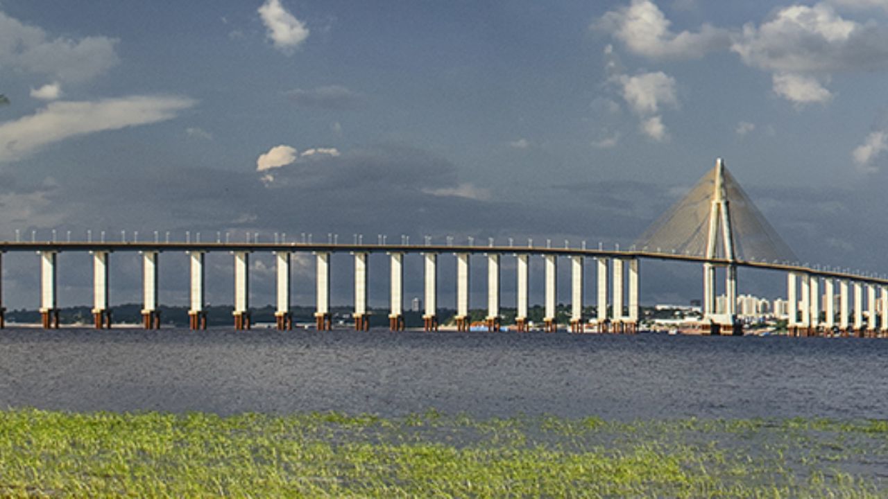 A Ponte Rio Negro, em Manaus, é a maior ponte estaiada do Brasil em comprimento total, estendendo-se por quase 3,6 km sobre as águas do maior rio de água negra do mundo. 