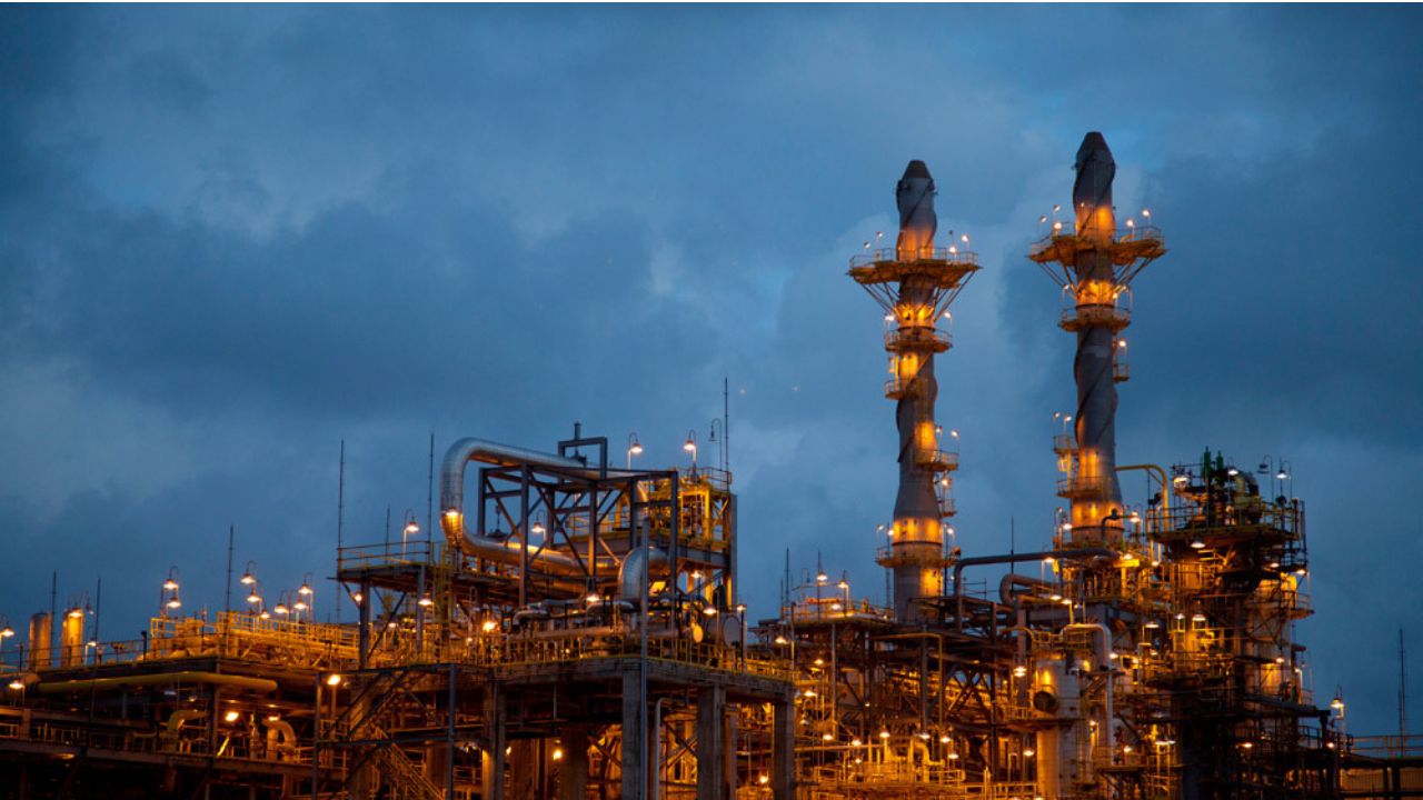 A Refinaria Abreu e Lima, em Pernambuco, tem a maior conversão de petróleo em diesel do país e atende à crescente demanda da região Norte-Nordeste com tecnologia de ponta.