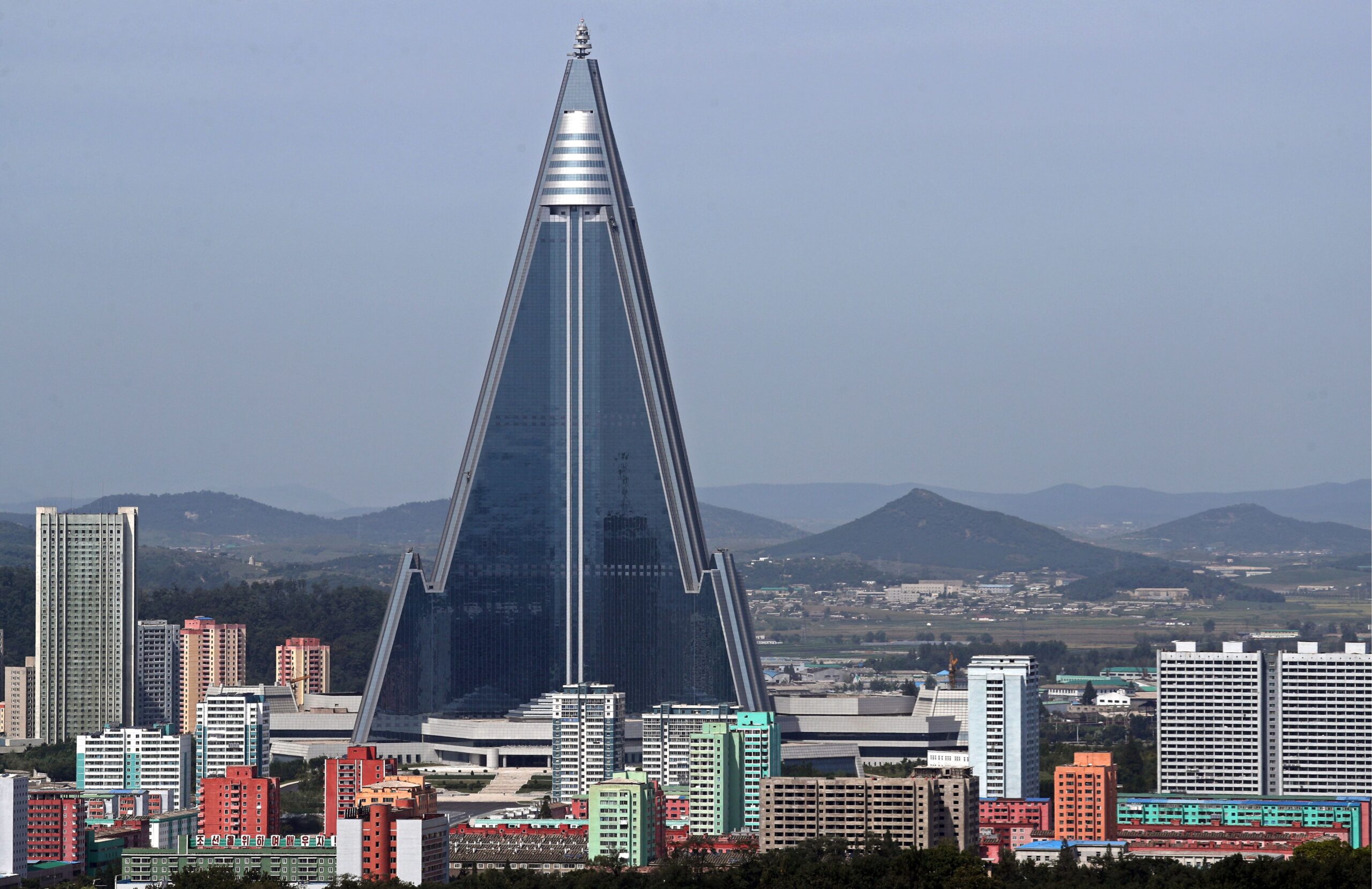 O hotel soviético de 330 metros de altura e 1.000 quartos que nunca recebeu um hóspede: Ryugyong, o arranha-céu inacabado que assombra Pyongyang há mais de 30 anos