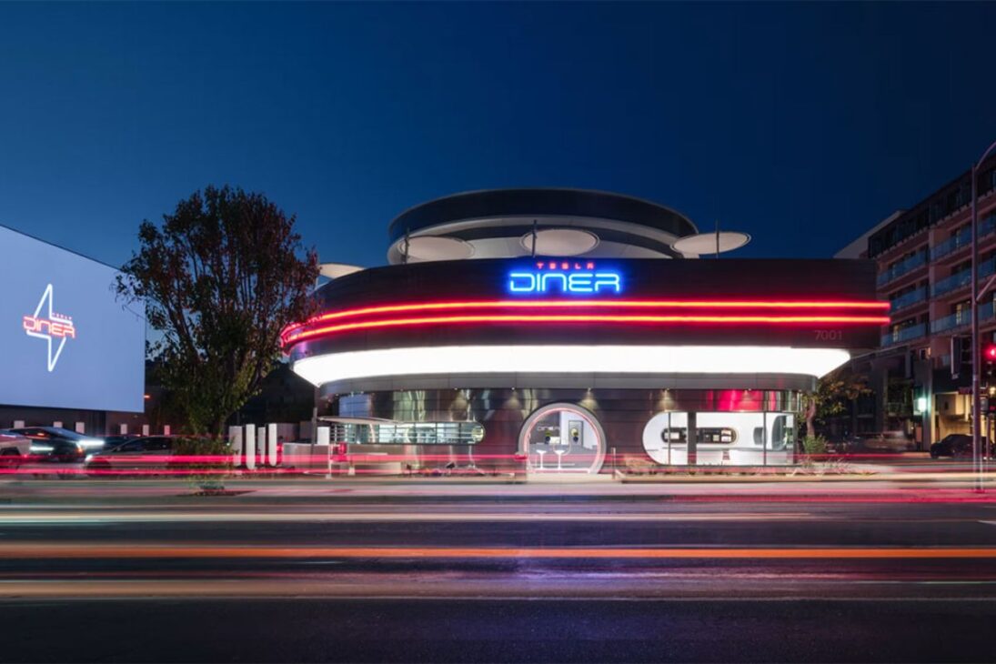 Tesla finalmente abriu as portas de sua lanchonete inspirada nos anos 1950 com drive-in, robôs e Cybertruck