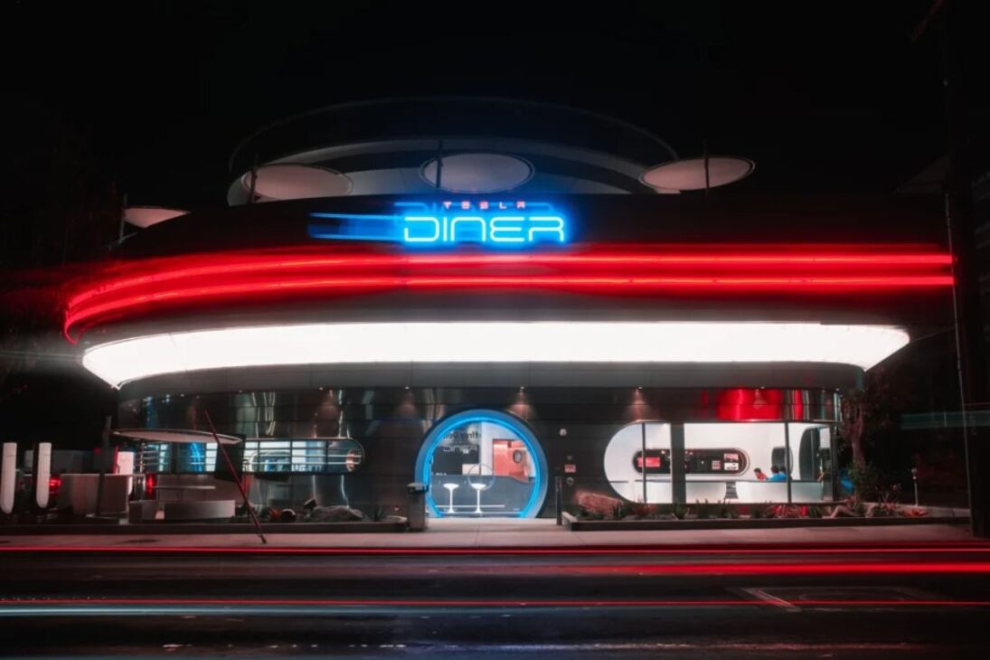 Tesla finalmente abriu as portas de sua lanchonete inspirada nos anos 1950 com drive-in, robôs e Cybertruck