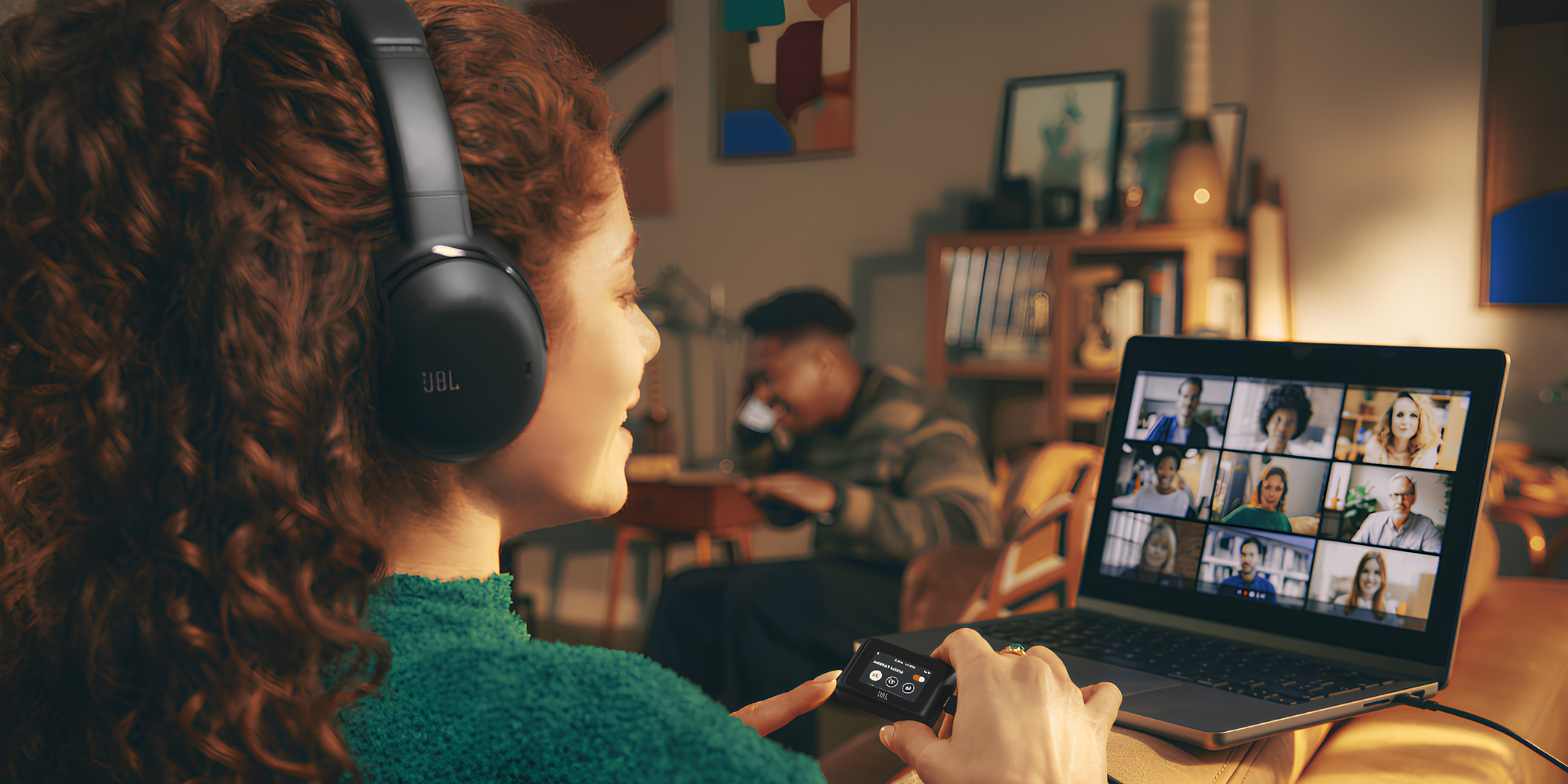 O fone mais poderoso da JBL já está no Brasil: Tour One M3 impressiona com bateria que dura 70h e cancelamento de ruído premium