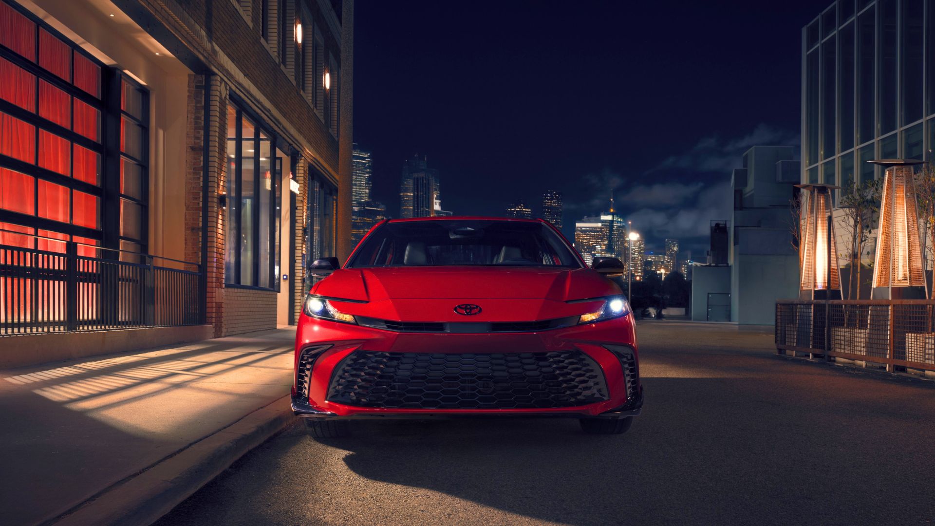 Toyota Camry Nightshade 2026 chega ao mercado automotivo com rodas de 19” e visual exclusivo