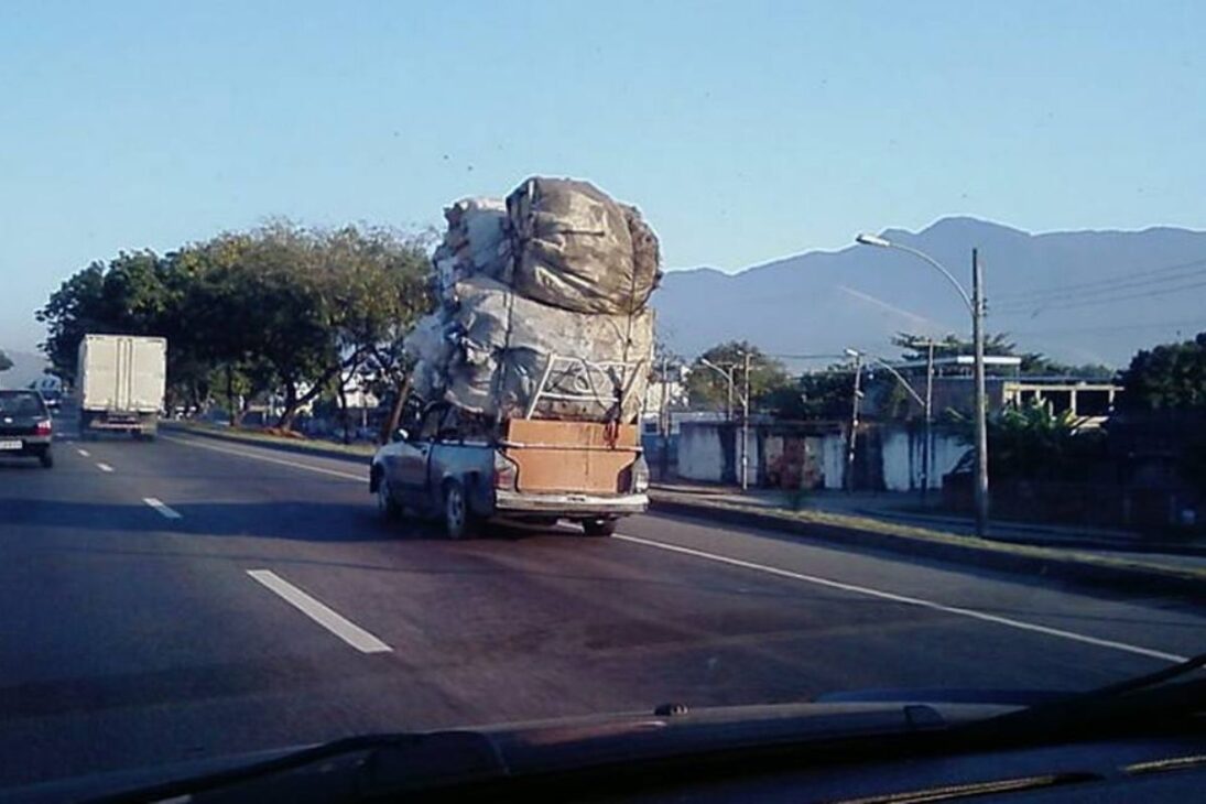 Transportar bicicleta ou móvel sem seguir essa regra rende 7 pontos e multa gravíssima