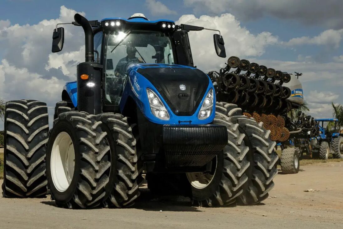 Trator New Holland T8 oferece até 435 cv, câmbio CVT e tecnologia embarcada para agricultura de alta performance e eficiência no campo em 2025