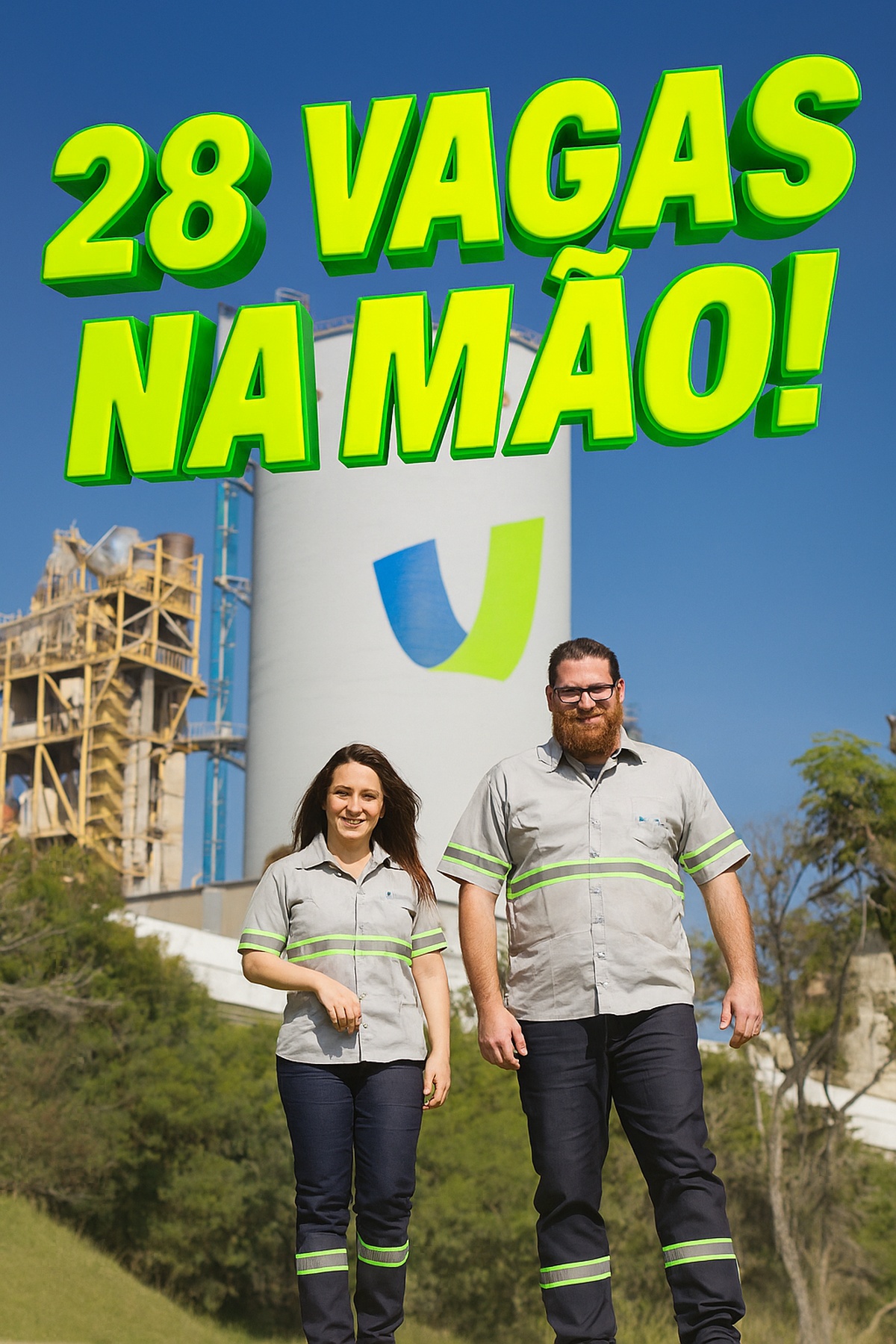 Dois jovens funcionários uniformizados da Votorantim Cimentos em frente à fábrica, simbolizando as 28 vagas de estágio técnico abertas em 2025.