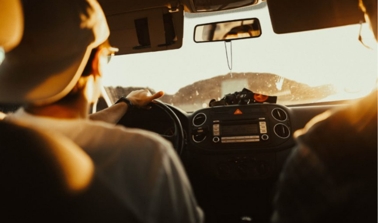 Entenda a ciência por trás da relação entre a cor do carro, o calor solar e descubra se existe uma cor melhor para diminuir a temperatura.