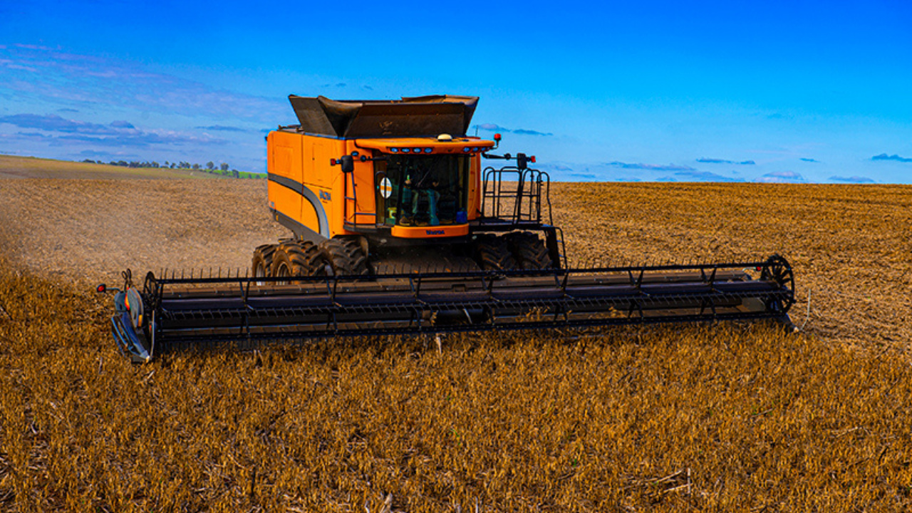 Com tecnologia de ponta, as colheitadeiras axiais da Valtra Série 800 garantem até dois dias a mais de operação por safra, redução de 25% no consumo de combustível e aumento na qualidade dos grãos colhidos. Fonte: Valtra