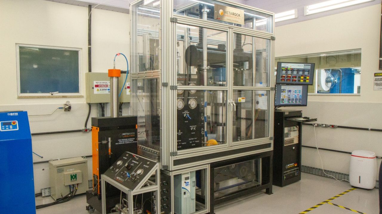 Laboratório de geomecânica da PUC-Rio, com apoio da Equinor e ANP, reforça exploração segura no pré-sal.