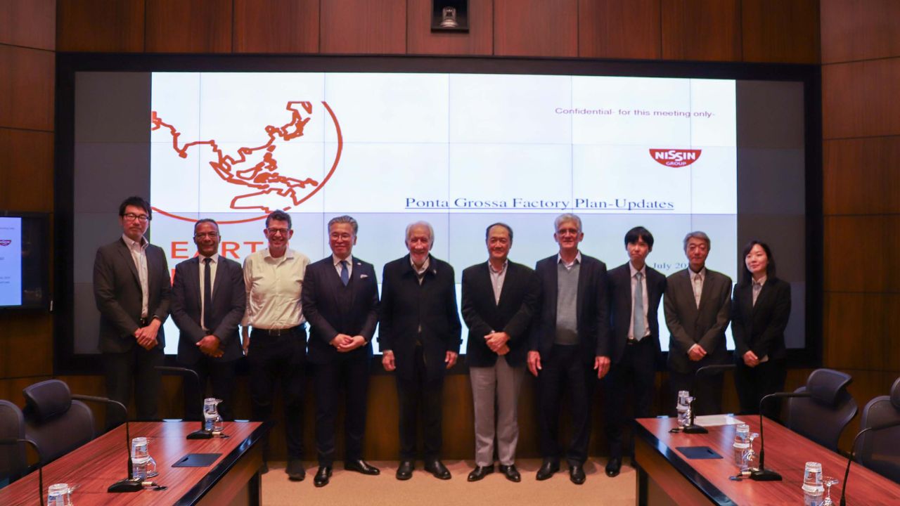 A nova fábrica da Nissin Foods em Ponta Grossa promete gerar 550 empregos diretos até 2027, com investimento de R$ 1 bilhão e foco em inovação e exportação.