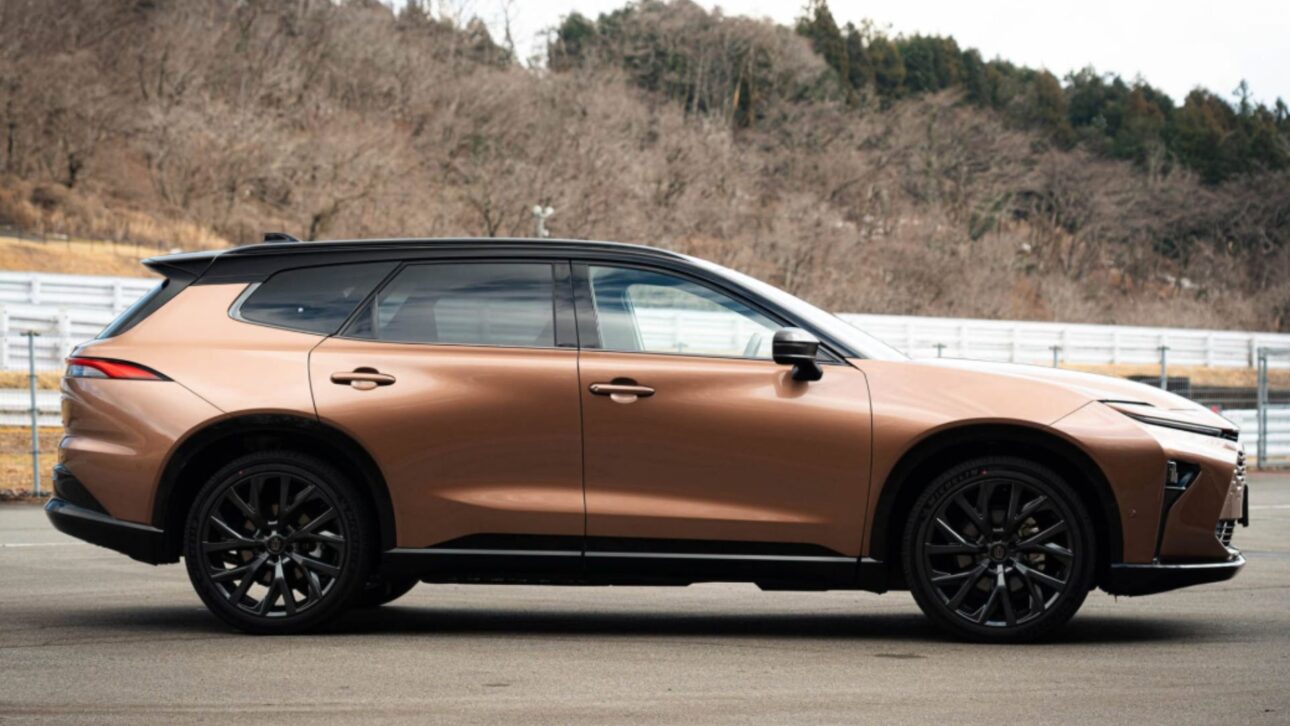 Toyota Crown Estate 2025 exibe design arrojado que mistura linhas de SUV com elegância de perua, destacando-se entre veículos híbridos premium. (Imagem: divulgação)