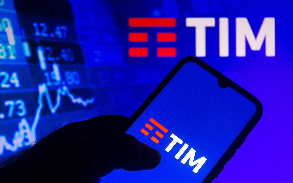 TIM amplia parceria com Starlink e leva internet de graça a escolas rurais, conectando áreas remotas e promovendo inclusão digital no Brasil.