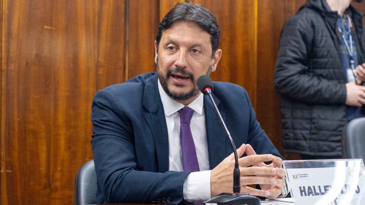 A indústria naval retorna com força ao Rio Grande do Sul: 1,5 mil empregos diretos serão criados com a reativação do Estaleiro Rio Grande, impulsionando a economia local.