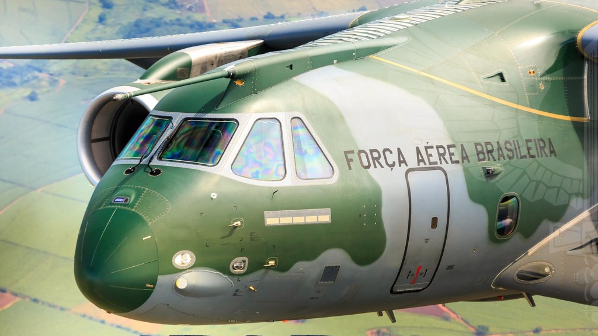 Aeronave KC-390 em operação internacional representando expansão da Embraer no setor de defesa