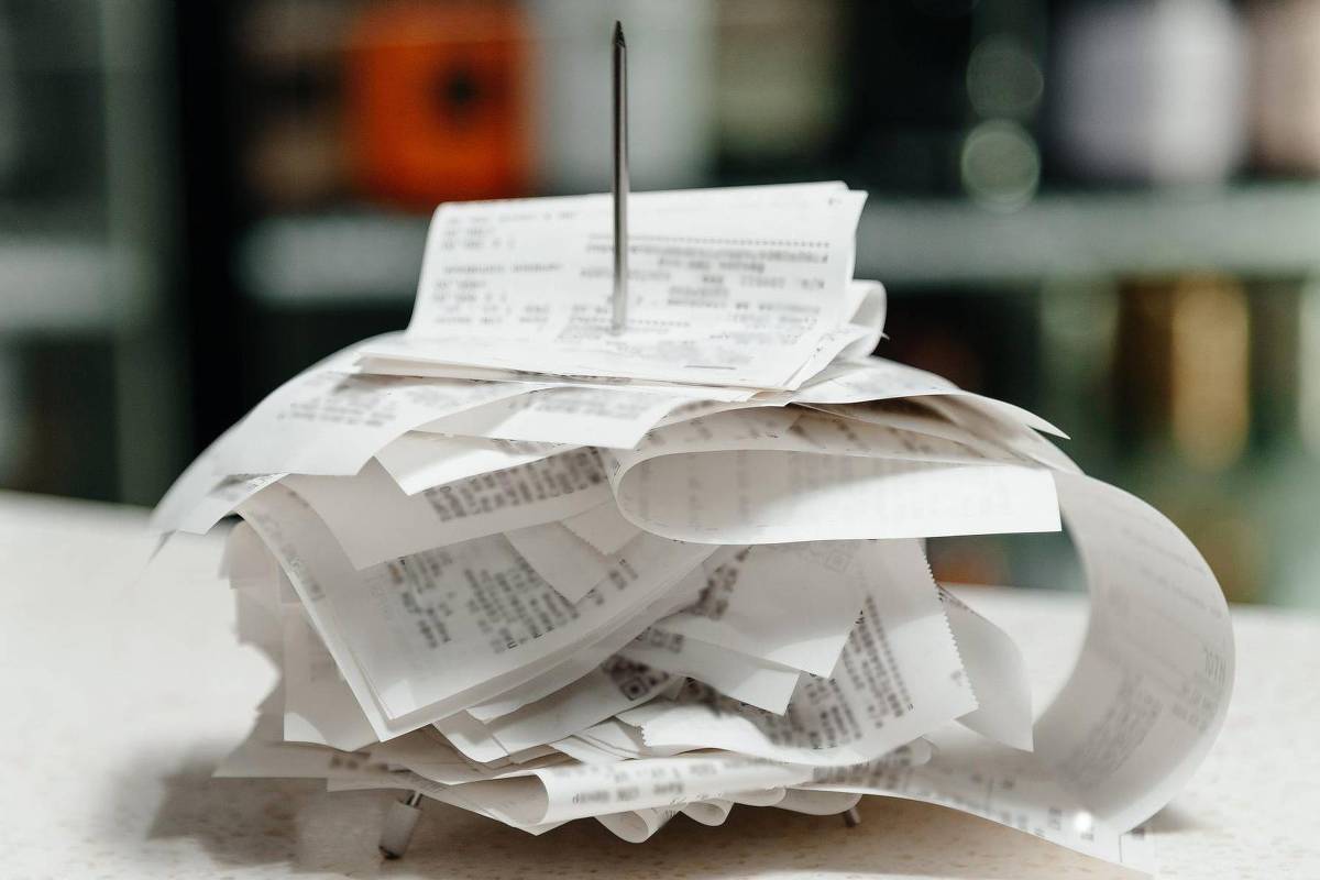 Manusear notas fiscais pode trazer riscos à saúde por conter BPA, um composto químico preocupante e que gera dúvidas.