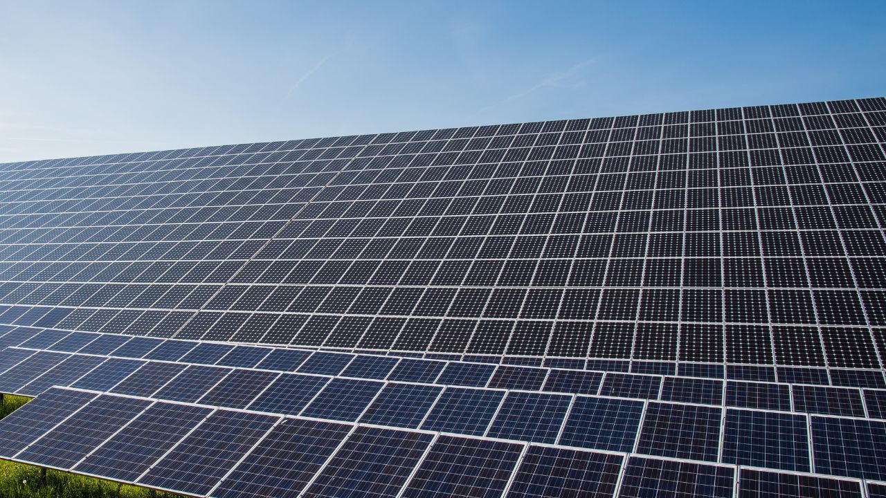 Ludfor e Gebras unem forças para implantar usina solar em Pelotas (RS). Projeto prevê operação em 2026 e evita emissão de 1.735 toneladas de CO₂ por ano.