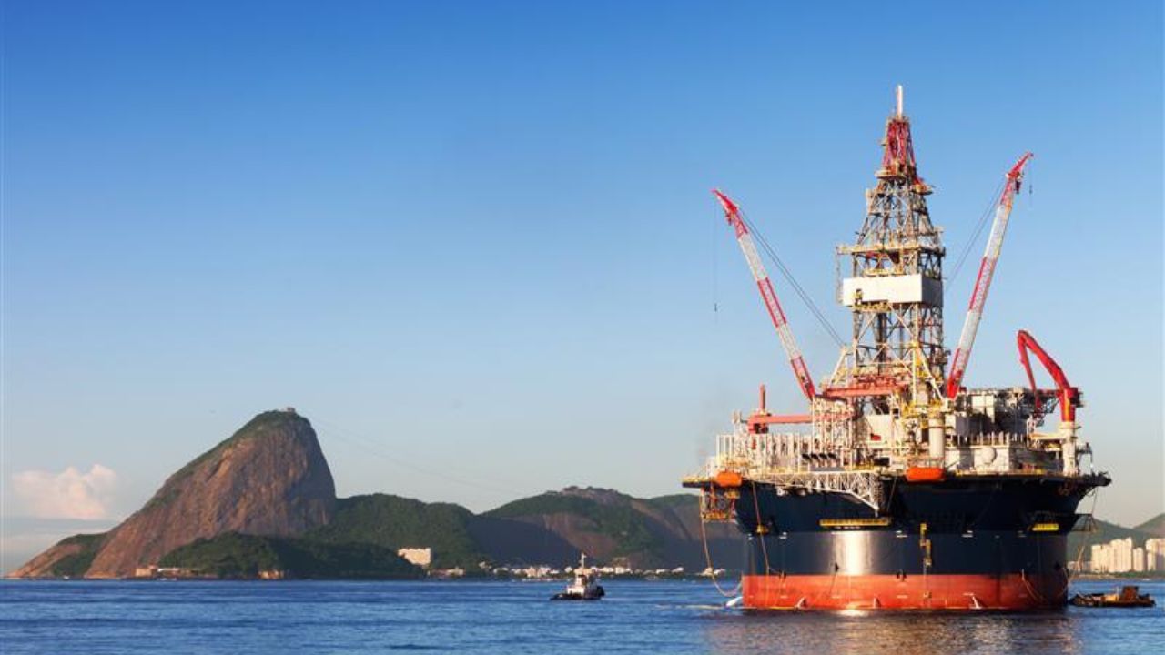 Parceria entre Petrobrás e Hitachi Energy analisa eletrificação de plataformas offshore visando reduzir emissões de carbono com uso de energia renovável.