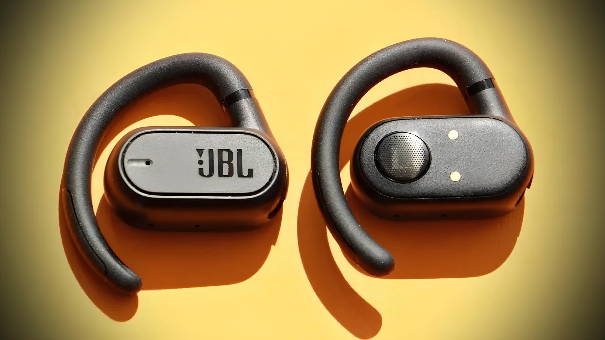 JBL lança TWS Soundgear Sense no Brasil: fones com bateria de até 24h, resistência IP54 e preço surpreendente