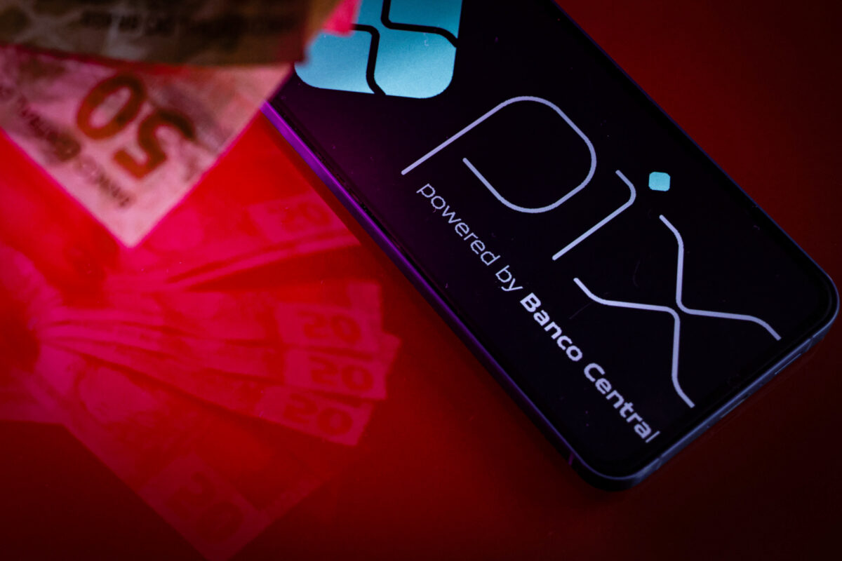 O Pix não é apenas um sucesso nacional — ele virou peça central em um cabo de guerra comercial entre Brasil e Estados Unidos.