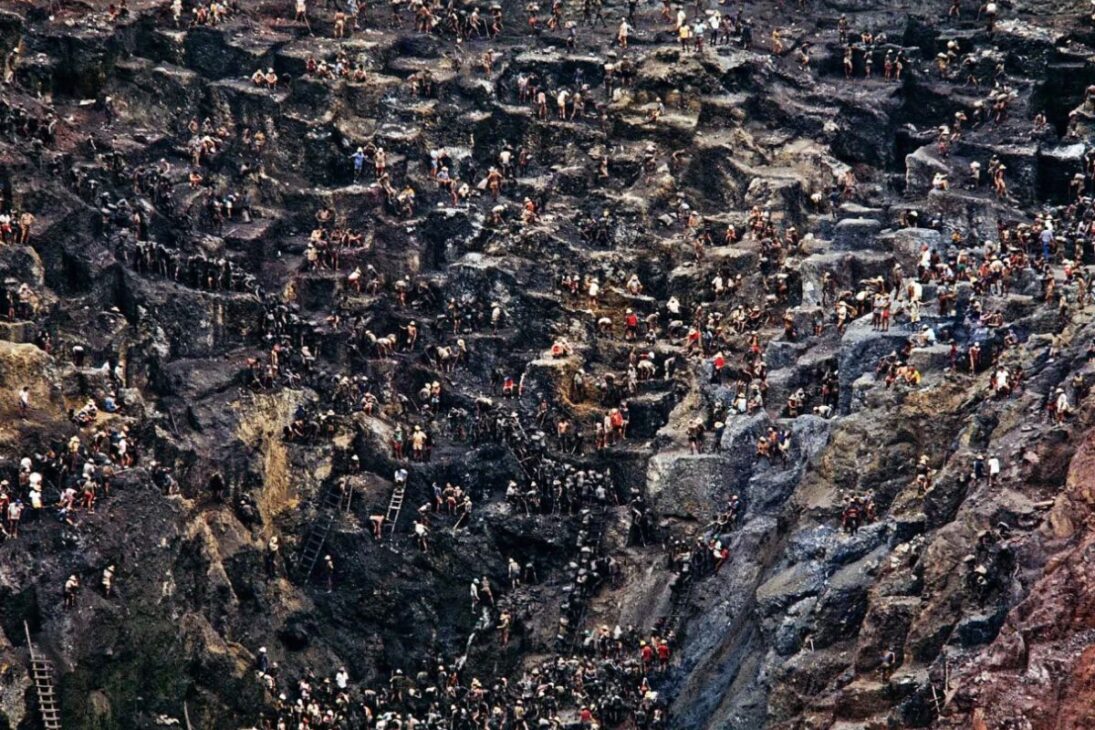 serra pelada: a incrível história do formigueiro humano que cavou a maior mina de ouro a céu aberto do mundo