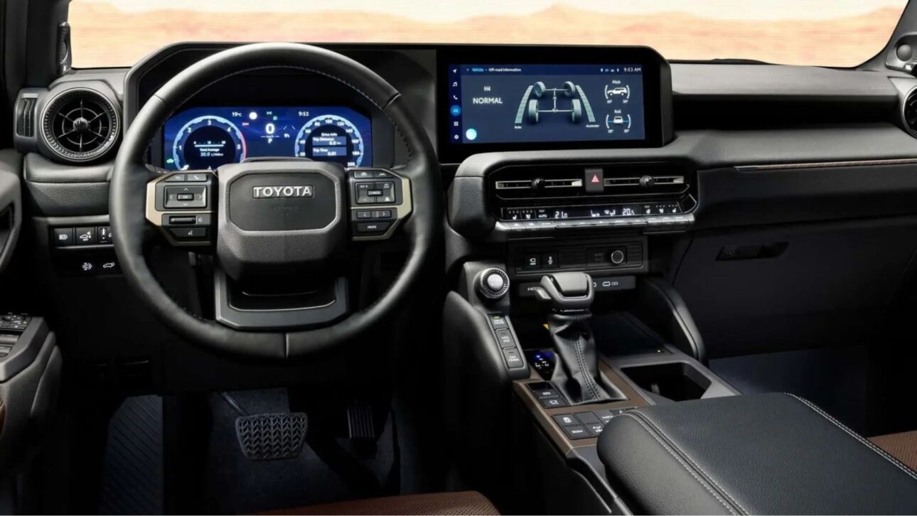 Imagens da Toyota Hilux 2026 vazam na Ásia e revelam reestilização profunda, inspiração no Land Cruiser e inédita motorização híbrida-leve. (Imagem: reprodução/@cars_secrets no Instagram)