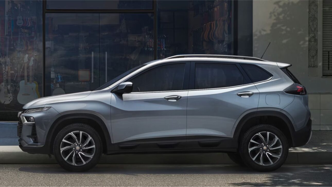 Chevrolet Tracker 2026 chega com motor recalibrado, menos potência, novo visual e economia recorde para driblar imposto e manter preço competitivo.