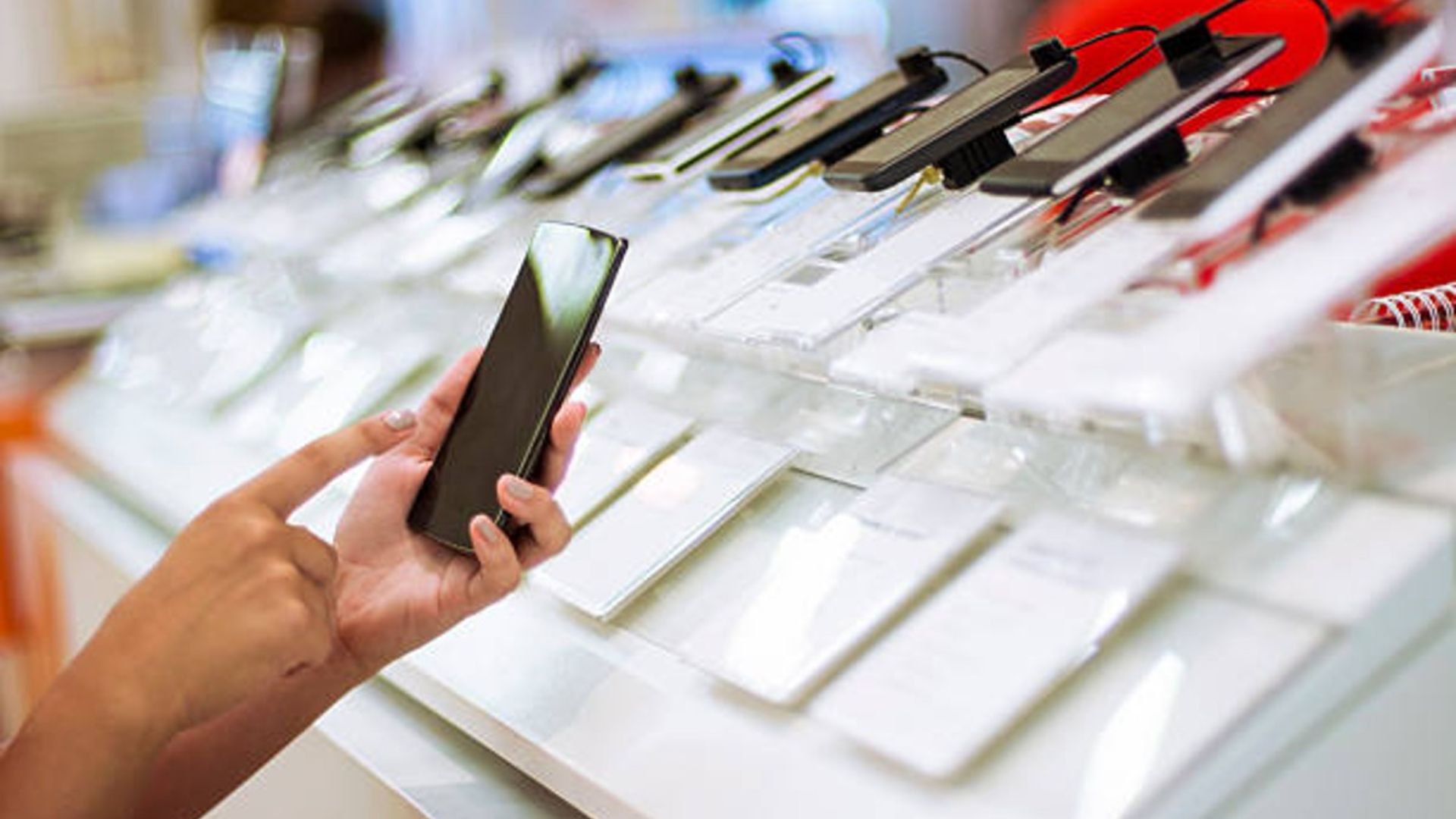 Celulares baratos com tela AMOLED e suporte 5G lançados em 2025 no Brasil.