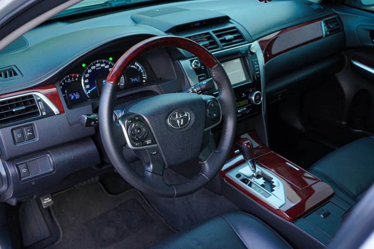 2 sedãs usados da Toyota oferecem de 154 a 277 cv e preços entre R$ 78,5 mil e R$ 102,8 mil no Brasil