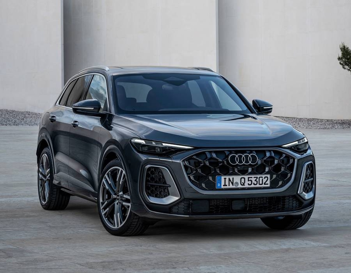 SUV Audi Q5 2025 com design esportivo em ambiente urbano claro