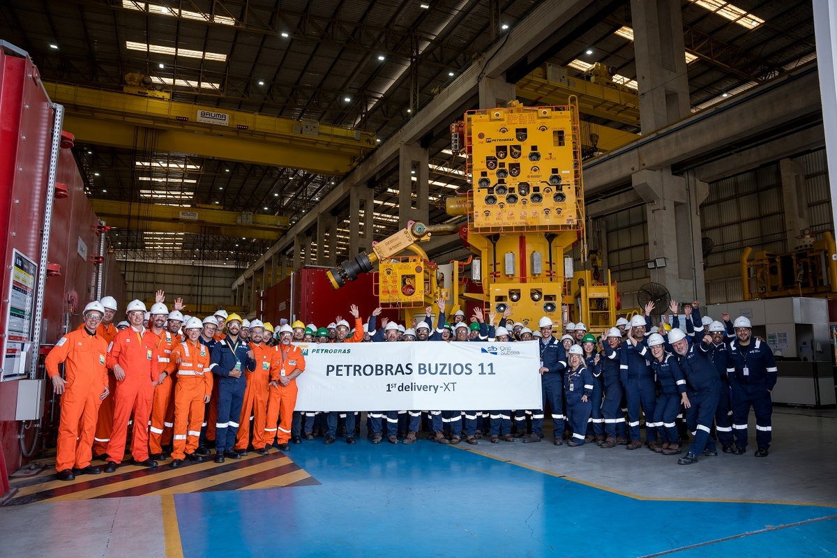 Funcionários da Petrobras e OneSubsea comemoram entrega da primeira árvore de natal molhada para o projeto Búzios 11
