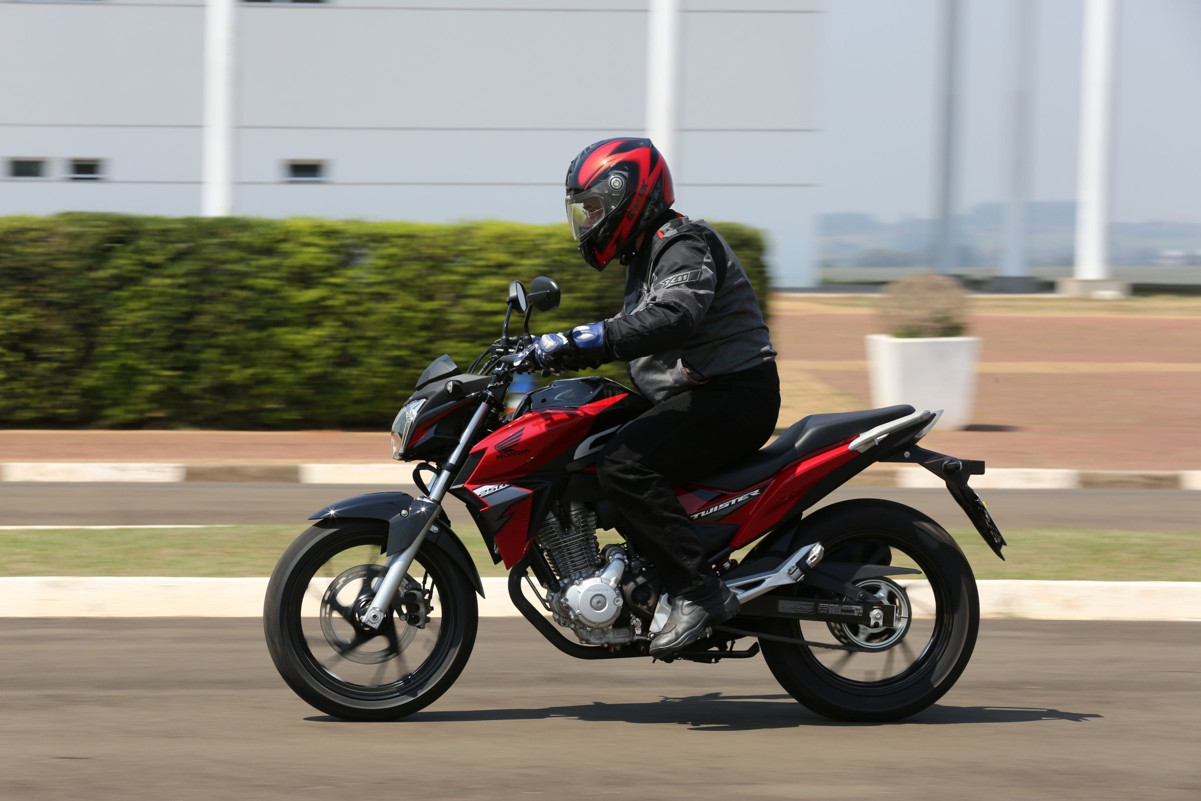 A moto da Honda que saiu do Brasil em 2014, voltou em 2015 e deixou novamente o mercado em 2022 fazia até 28 km/l, tinha 25 cv e 249 cilindradas — e hoje virou relíquia entre pilotos: a CBX 250 Twister