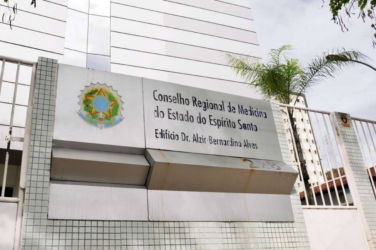 Fachada do prédio do Conselho Regional de Medicina do Espírito Santo com letreiro visível