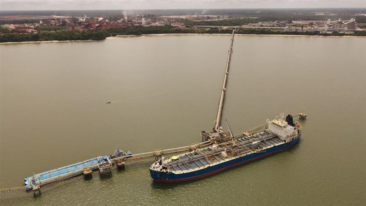 Navio realiza operação ship to barge no Terminal de Vila do Conde, Pará, durante recorde logístico da Ultracargo.