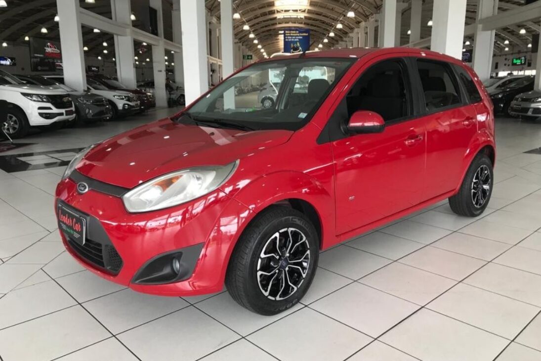 Ford Fiesta tem 3 versões que vão de R$ 32 mil a R$ 58 mil e rodam até 15,3 km/l com gasolina no mercado de usados