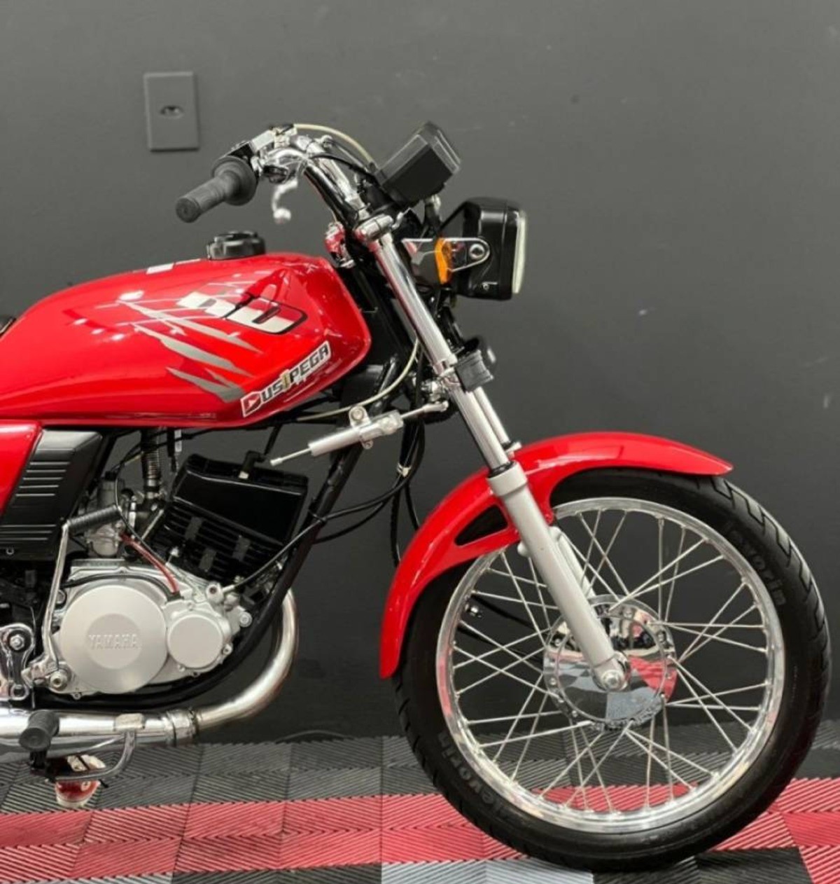 Conheça 5 motos clássicas que fizeram história no Brasil e ainda rodam nas ruas pelo design, motor ou confiabilidade, verdadeiros ícones sobre duas rodas.